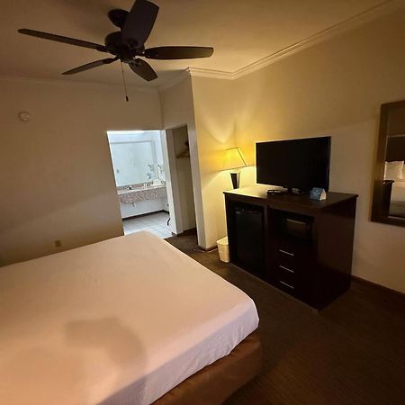 Inn Of Navasota Hotel Екстер'єр фото